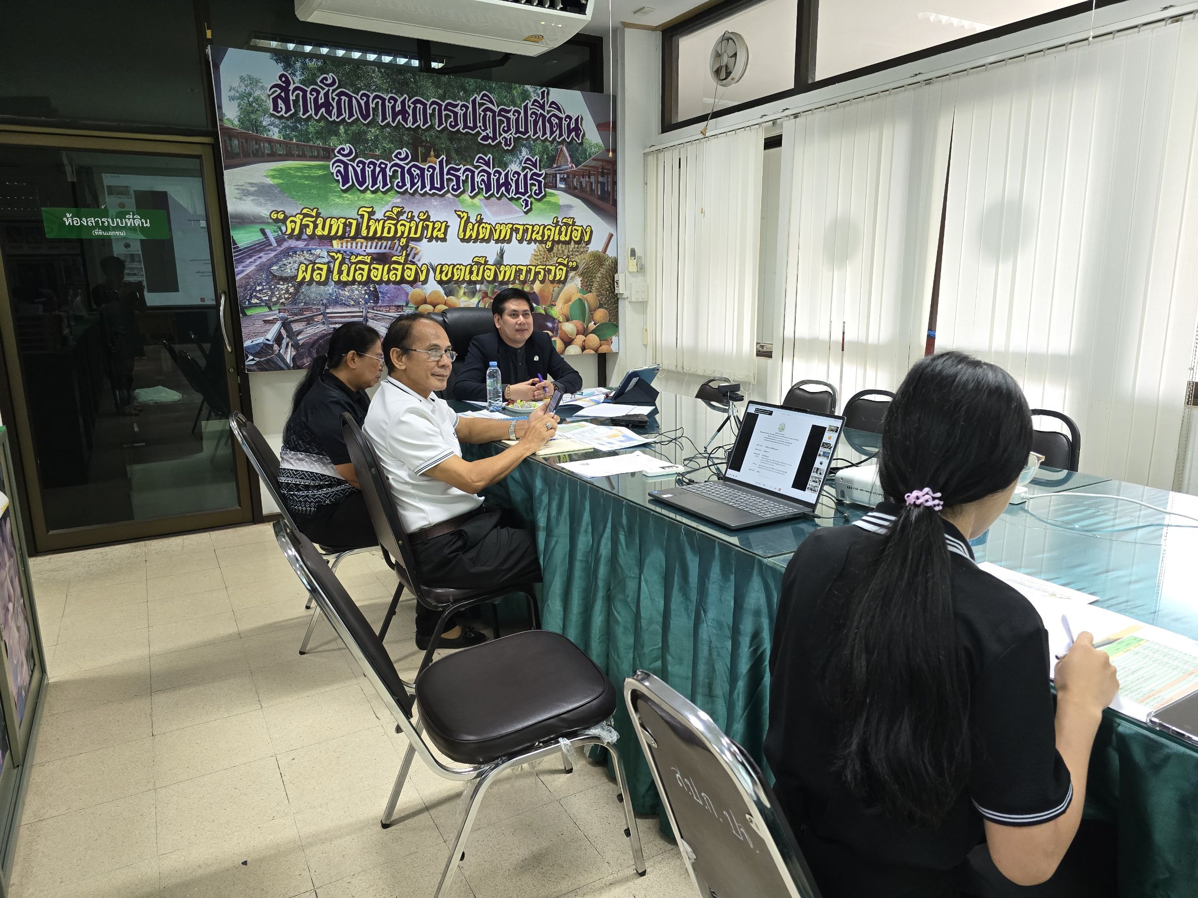 title - วันพุธที่ 19 สิงหาคม 2569 เวลา 09.00 น. นายวิทูล ประดิษฐบุญ ปฏิรูปที่ดินจังหวัดปราจีนบุรี พร้อมด้วย เจ้าหน้าที่ ส.ป.ก.ปราจีนบุรี เข้าร่วมการประชุม ติดตามผลการดำเนินงาน และการใช้จ่ายงบประมาณ ประจำปีงบประมาณ พ.ศ. 2569 (ภาคกลาง)